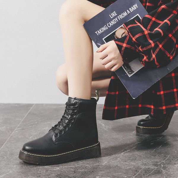 Női csizma eko bőrből, magas talppal, fekete színben