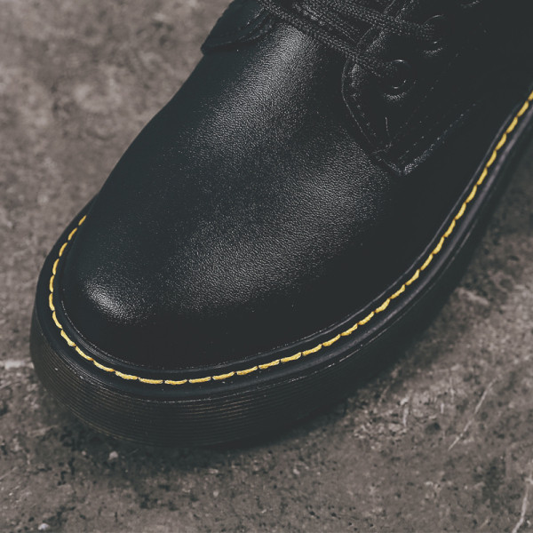 Női csizma eko bőrből, magas talppal, fekete színben