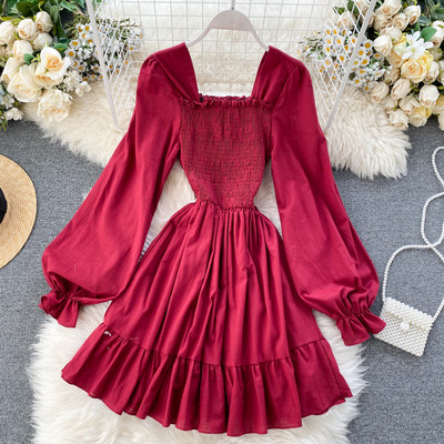 Piros és bézs színű női ruha szögletes nyakkivágással és széles ujjakkal