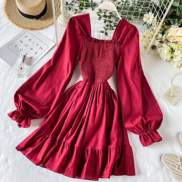 Piros és bézs színű női ruha szögletes nyakkivágással és széles ujjakkal