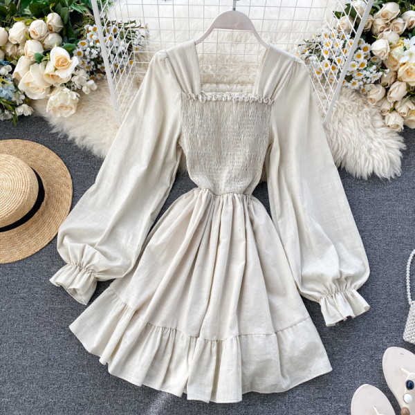 Piros és bézs színű női ruha szögletes nyakkivágással és széles ujjakkal