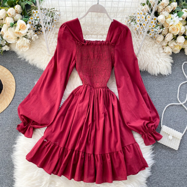 Piros és bézs színű női ruha szögletes nyakkivágással és széles ujjakkal