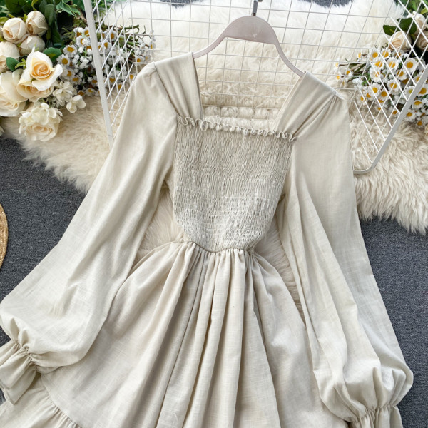 Piros és bézs színű női ruha szögletes nyakkivágással és széles ujjakkal