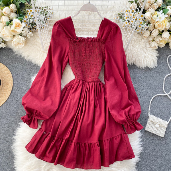 Piros és bézs színű női ruha szögletes nyakkivágással és széles ujjakkal