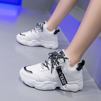 Дамски маратонки с мека подплата и цветни връзки в бял цвят