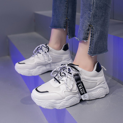 Дамски маратонки с мека подплата и цветни връзки в бял цвят