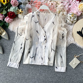 Modern női ing gombokkal és spitz nyakkivágással, fehér színben színes nyomattal