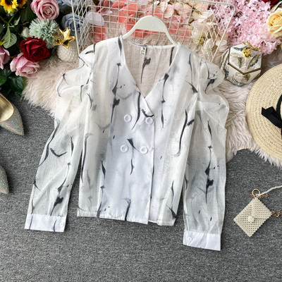 Modern női ing gombokkal és spitz nyakkivágással, fehér színben színes nyomattal