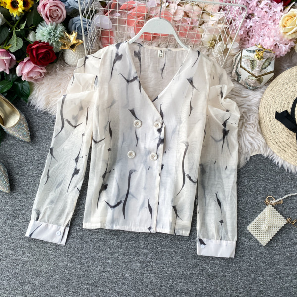 Modern női ing gombokkal és spitz nyakkivágással, fehér színben színes nyomattal