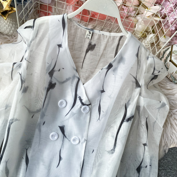 Modern női ing gombokkal és spitz nyakkivágással, fehér színben színes nyomattal