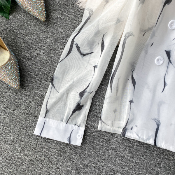 Modern női ing gombokkal és spitz nyakkivágással, fehér színben színes nyomattal