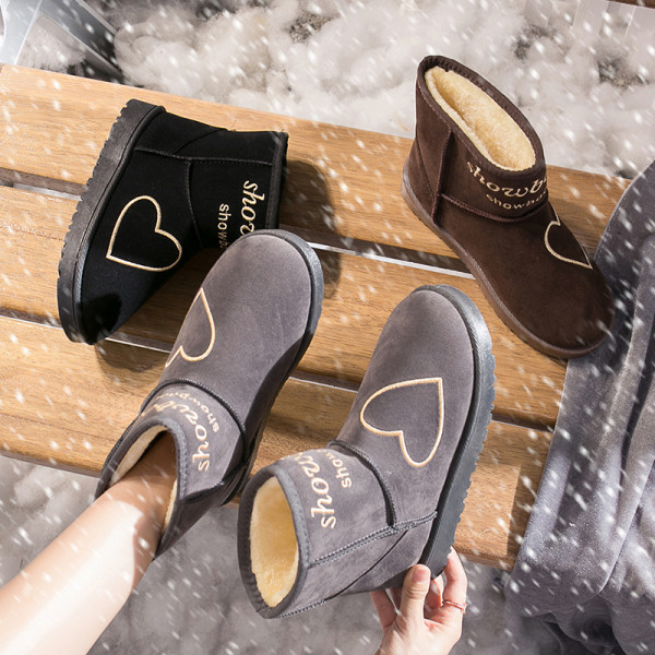 Modern női csizma puha béléssel és színes fekete, szürke és barna hímzéssel