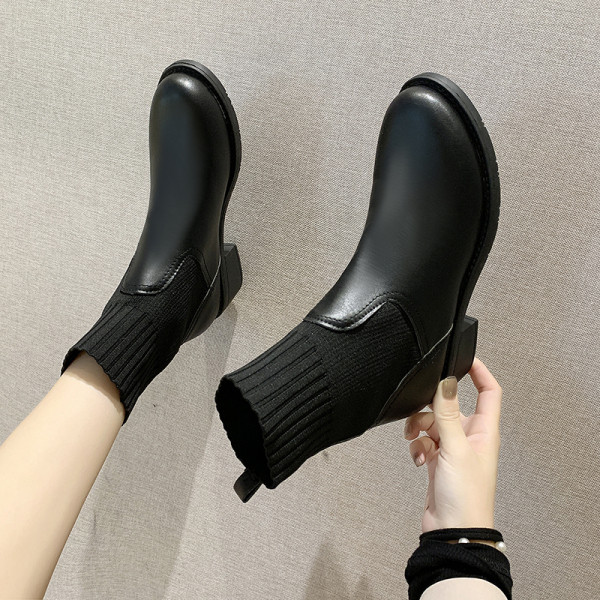 Modern női csizma alacsony vastag sarokkal, eko bőrből, fekete színben