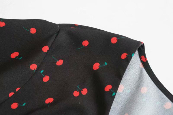 Női hosszú szabású ruha mély nyakkivágással, fekete színben, rátéttel