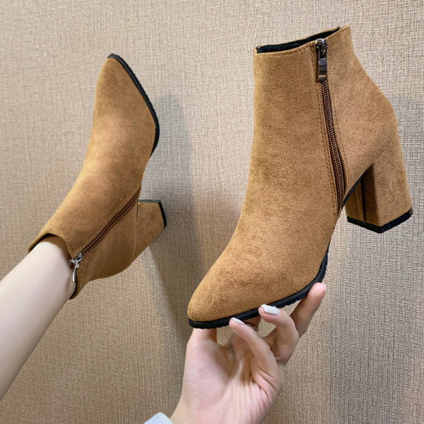 Női felső csizma vastag sarokkal, öko velúrból fekete, bézs és sárga színben