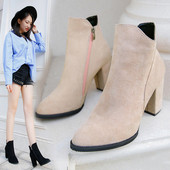 Modern női csizma vastag sarokkal eco velúr hegyes modellből fekete és bézs színben