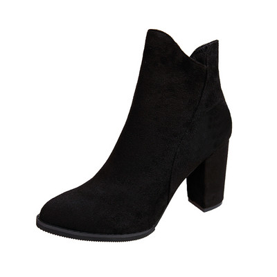 Modern női csizma vastag sarokkal eco velúr hegyes modellből fekete és bézs színben