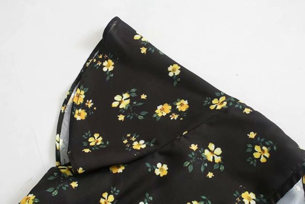 Rövid szabású ruha mély nyakkivágással, elasztikus derékkal, fekete színben, virágmintával