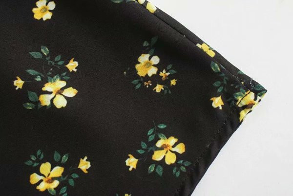 Rövid szabású ruha mély nyakkivágással, elasztikus derékkal, fekete színben, virágmintával