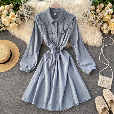 Piros, sárga és kék női ruha klasszikus gallérral és hosszú ujjal