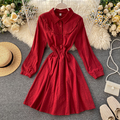 Piros, sárga és kék női ruha klasszikus gallérral és hosszú ujjal