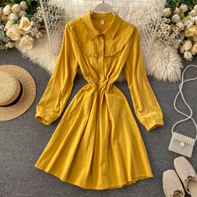 Piros, sárga és kék női ruha klasszikus gallérral és hosszú ujjal