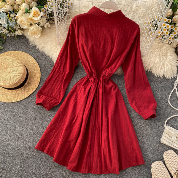 Piros, sárga és kék női ruha klasszikus gallérral és hosszú ujjal