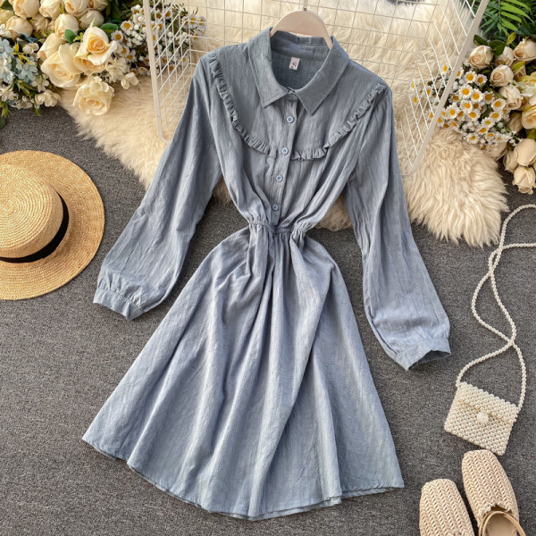 Piros, sárga és kék női ruha klasszikus gallérral és hosszú ujjal