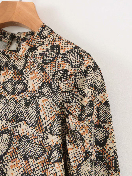 Hosszú alkalmi ruha szabású modell barna színben, kígyómintával