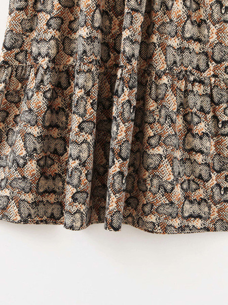 Hosszú alkalmi ruha szabású modell barna színben, kígyómintával