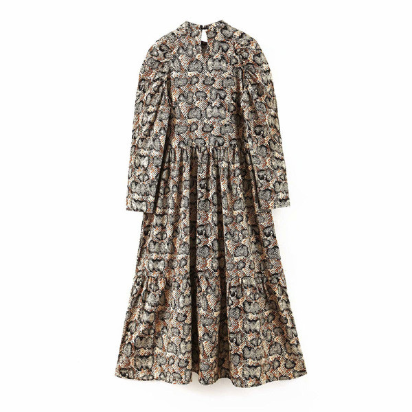 Hosszú alkalmi ruha szabású modell barna színben, kígyómintával