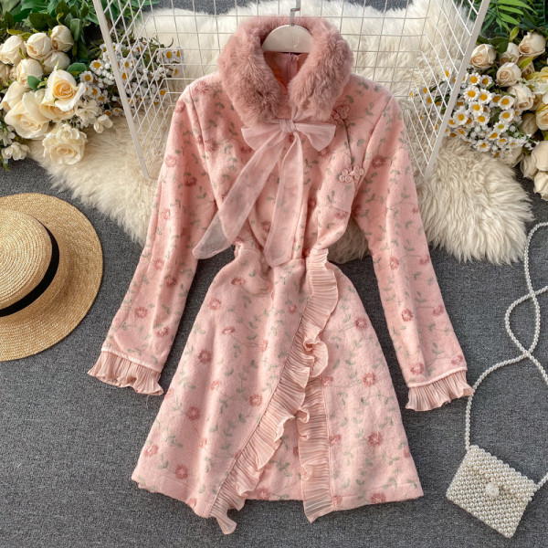 Virágmintás női téli ruha rózsaszín és bézs tollas gallérral