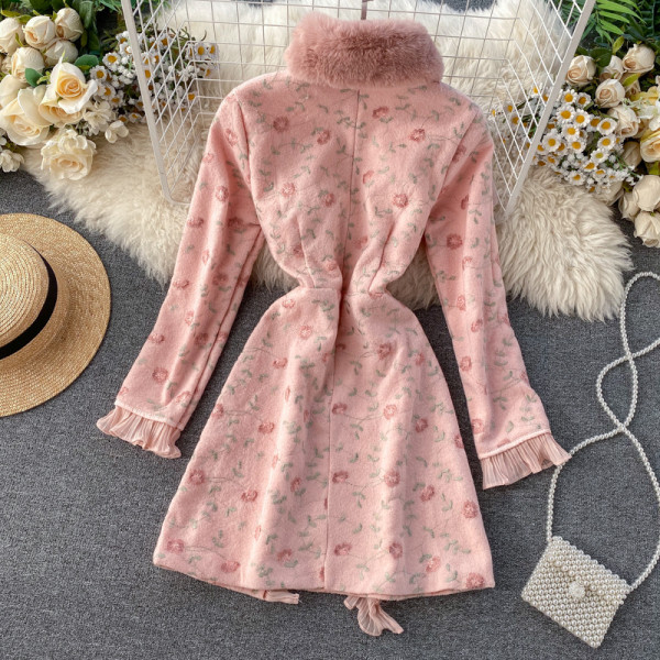 Virágmintás női téli ruha rózsaszín és bézs tollas gallérral