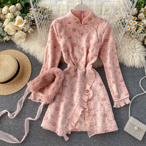 Virágmintás női téli ruha rózsaszín és bézs tollas gallérral