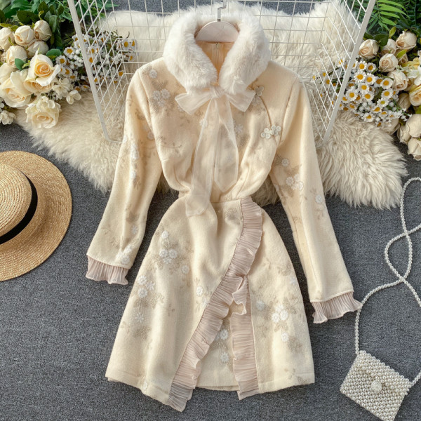 Virágmintás női téli ruha rózsaszín és bézs tollas gallérral