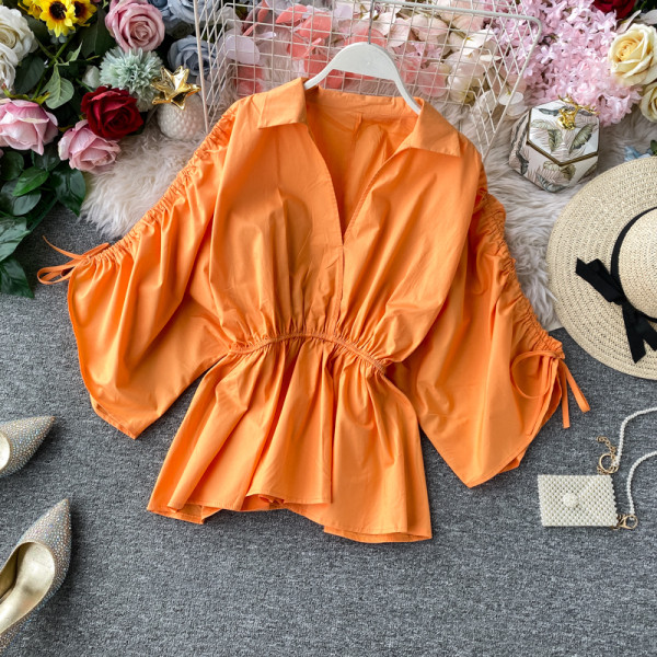 Modern női blúz csipkeujjal és spitz nyakkivágással, négy színben