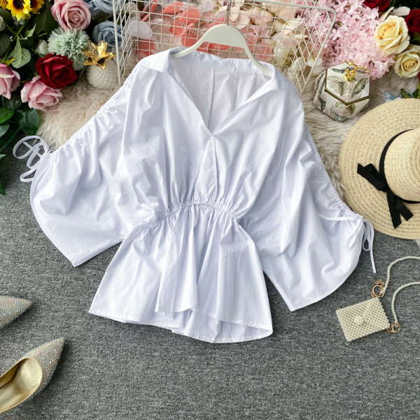 Modern női blúz csipkeujjal és spitz nyakkivágással, négy színben