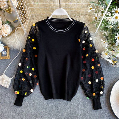 Női pulóver széles ujjal és flitterekkel fehér és fekete színben