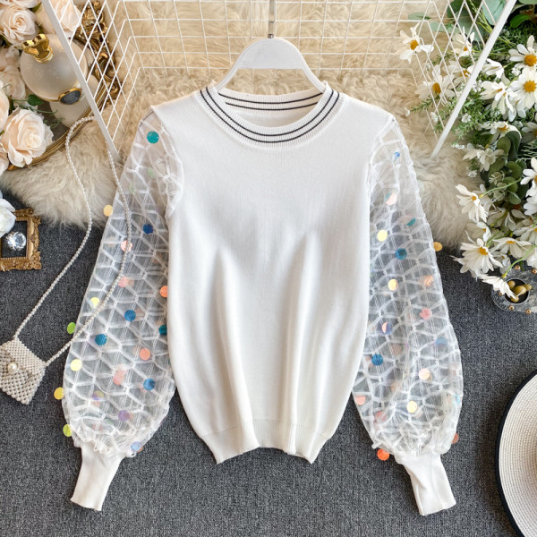 Női pulóver széles ujjal és flitterekkel fehér és fekete színben