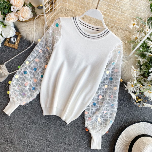 Női pulóver széles ujjal és flitterekkel fehér és fekete színben