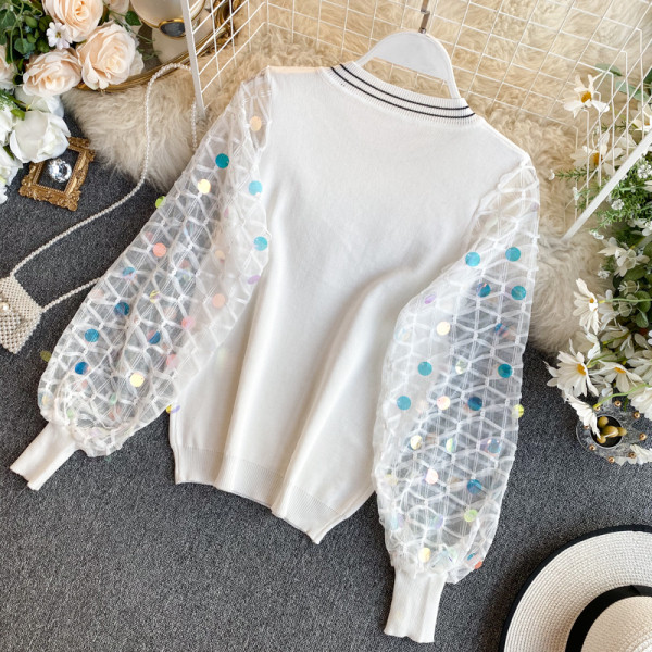 Női pulóver széles ujjal és flitterekkel fehér és fekete színben