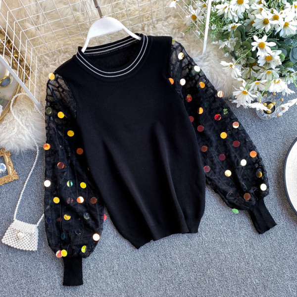 Női pulóver széles ujjal és flitterekkel fehér és fekete színben