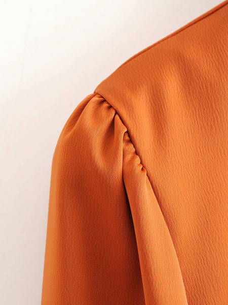 Rövid női blúz V-nyakkal és narancssárga gombokkal