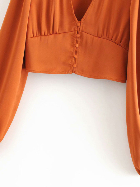 Rövid női blúz V-nyakkal és narancssárga gombokkal