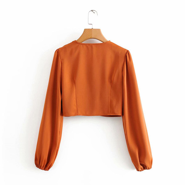 Rövid női blúz V-nyakkal és narancssárga gombokkal