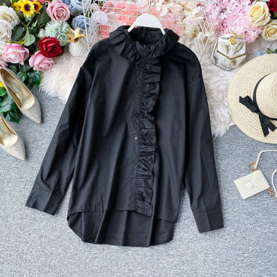 Modern női ing gombokkal és narancssárga, fehér, fekete és bézs színű fürtökkel