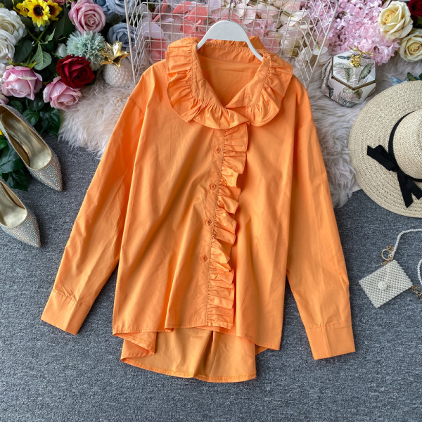 Modern női ing gombokkal és narancssárga, fehér, fekete és bézs színű fürtökkel