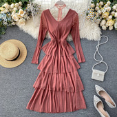 Rózsaszín, piros és fekete színű női ruha V-nyakú, fényes hatású