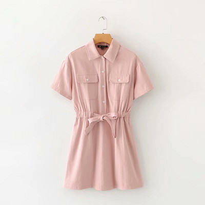 Rövid, hétköznapi ruha gombokkal és klasszikus gallérral rózsaszín és sárga színben