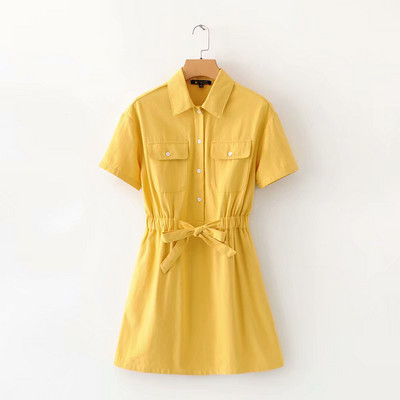 Rövid, hétköznapi ruha gombokkal és klasszikus gallérral rózsaszín és sárga színben
